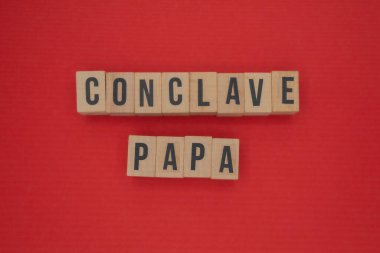 Kelime CONCLAVE ve PAPA koyu kırmızı arka planda ahşap bloklar oluşturuldu