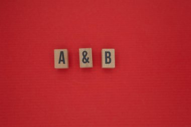 A ve B harfleri kırmızı zemin üzerindeki ampersand sembolüyle ayrılmış