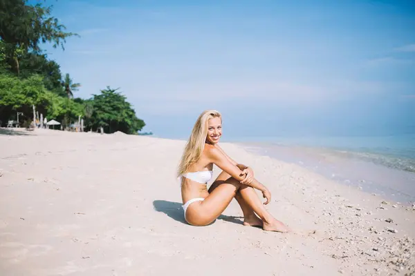 Boční Pohled Atraktivní Pozitivní Štíhlé Ženy Bílých Plavkách Sedí Písku — Stock fotografie