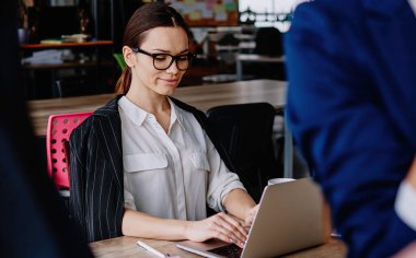 Yoğunlaştırılmış kadın yöneticinin görüntüsü dizüstü bilgisayardaki yazıya yoğunlaşarak partnerlerle online sohbete odaklandı, resmi giyinen iş kadını yazı düzenleme için netbook kullanıyor