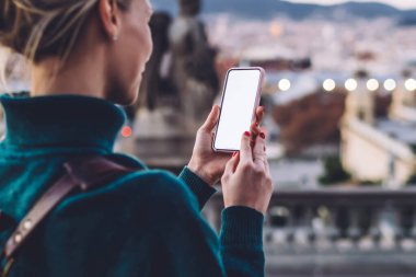 İspanyol başkenti Barcelona 'yı keşfetmek için geçen süre boyunca boş akıllı telefonlu video rehberi izleyen binlerce yıllık kadının ağ kurmak için gezinen interneti, kadın nesil GPS' leri