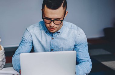 Ödev yazan ve gelecek sınavlara dizüstü bilgisayar ve internet bağlantısını kullanarak hazırlanan iki yetenekli öğrenci. Masaüstünde bilgisayarla oturan ortak proje üzerinde çalışan profesyonel tasarımcılar