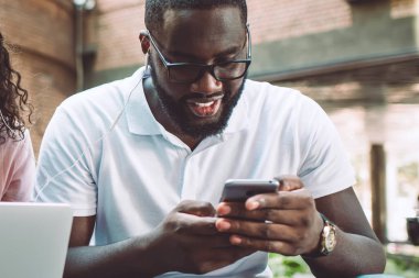 Şaşırmış hippi kız, favori web mağazasında indirimli indirimli alışveriş kuponuyla birlikte Afro-Amerikalı erkek arkadaşıyla şehir ortamında zaman geçirmesine şaşırmış.