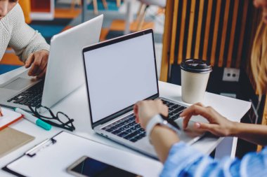 Genç adam not defterine mesaj bilgileri yazıyor. Hippi kızla birlikte ödev yapıyor. Akıllı kız dizüstü bilgisayarın başında boş ekran sitesi için oturuyor.