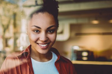 Mutlu kız öğrenci portresi e-öğrenim için çalışma alanında zaman harcıyor ve kolej dersi için bilgi araştırması yapıyor modern dizüstü bilgisayarla oturuyor, otodiktat konsepti