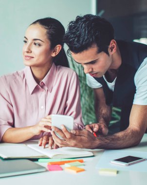 Milenyum çağındaki yenilikçi gençler masaüstünde oturuyor ve üniversite sınavına hazırlanırken cep telefonuyla 4G kablosuz internet kullanarak araştırma yapıyorlar.