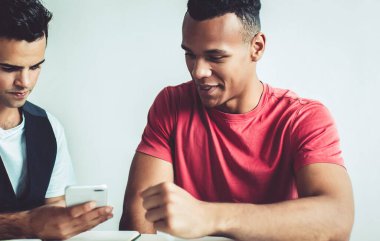 Üniversite kampüsünde birlikte zaman geçirmek için akıllı telefon uygulaması için uyarı mesajı okuyan çeşitli erkek arkadaşlar, cep telefonuyla e-postaları kontrol eden bin yıllık erkekler