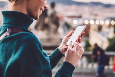 Neşeli hippi kız modern dijital hücresel uygulamalarla gezginler için fotokopi alanı olan GPS 'i takip ediyor. İspanyol tatilleri sırasında boş telefonla konuşan milenyum kadını.