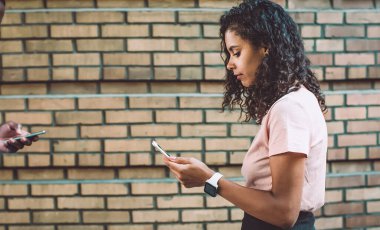 Afrika kökenli Amerikalı hipsterler sosyal ağlarda akıllı telefon cihazlarıyla sohbet ediyorlar. Milenyum kuşağında yürürken iletişim ve online mesajlaşma için cep telefonu kullanıyorlar.