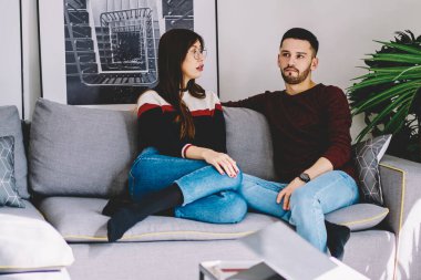 Erkek ve kadın hippiler şık kıyafetler giyip oturma odasındaki rahat koltukta oturuyorlar ve gelecekteki birlikteliklerinin detaylarını tartışıyorlar, kız arkadaş ve erkek arkadaş rahat bir dairede iletişim kuruyorlar.