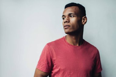 Modern hücresel cihazları elinde tutan hippi adam ve düşünceli bakışları bir yana, bin yıllık Afrikalı Amerikalı erkek blogcu cep telefonuyla sosyal ağlarda yayın yapma fikri üzerine düşünüyor.