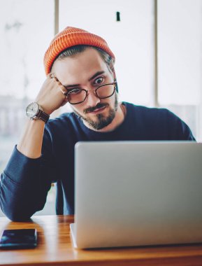 Şok olmuş erkek serbest çalışan, bilgisayar uygulaması için program kodunda bir hata olduğu bilgisiyle şaşırmış ve kahve dükkanındaki son teslim tarihi boyunca yorgun düşmüş. Mesafe konsepti:
