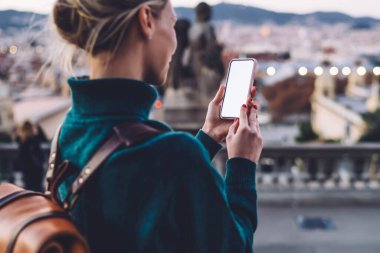 İspanyol başkenti Barcelona 'yı keşfetmek için geçen süre boyunca boş akıllı telefonlu video rehberi izleyen binlerce yıllık kadının ağ kurmak için gezinen interneti, kadın nesil GPS' leri