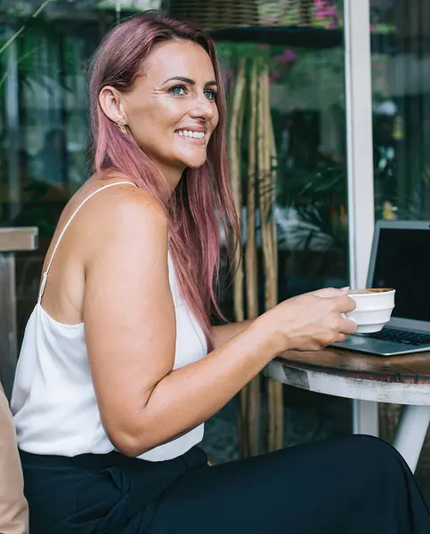 Yetişkin Bir Kadının Kafede Oturmuş Kahve Içerken Bilgisayarlı Akıllı Telefonu — Stok fotoğraf