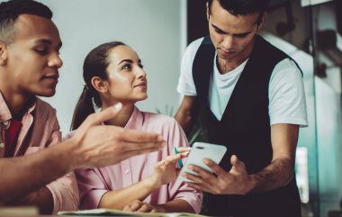 Öğrenme sürecinde ve içerik web sitesinden, çeşitli erkek ve kadın öğrenci beyin fırtınaları ile üniversite ders çalışmaları hakkında bilgi paylaşan Millennial hipster çalışanları