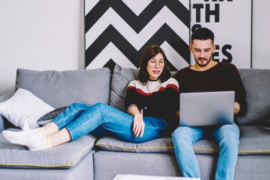 Birbirine aşık bir çift internet sayfası üzerinden dizüstü bilgisayardaki internet bağlantısını kullanarak rahat koltukta dinleniyor, genç evlilik içerik web sitesinde film yapmayı seçiyor.