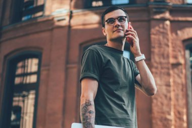 Dizüstü bilgisayarı olan yetenekli bir erkek yazılım geliştirici operatöre telefon ederek dolaşım bağlantılarının hızını ve sıcak nokta detaylarını, jenerasyon konseptini kontrol ediyor.