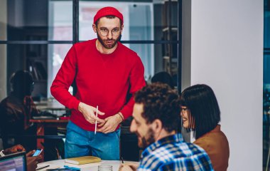 Birlikte iş planlamayı tartışan çok ırklı erkek ve kadın meslektaşlardan oluşan bir ekip, ciddi koçlar, çalışma odasındaki çeşitli öğrencilerle ders ve atölye çalışmaları sırasında sorular soruyorlar.