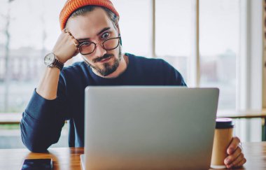Şok olmuş erkek serbest çalışan, bilgisayar uygulaması için program kodunda bir hata olduğu bilgisiyle şaşırmış ve kahve dükkanındaki son teslim tarihi boyunca yorgun düşmüş. Mesafe konsepti: