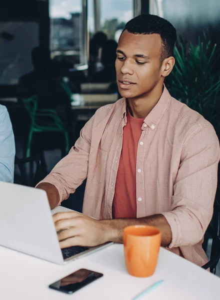 Web sitelerini programlamak için dizüstü bilgisayar uygulaması kullanan çok ırklı erkek bilişim uzmanları, yeni çağdaş ağlarda yazılım ve veritabanını güncelleyen yetenekli gençler