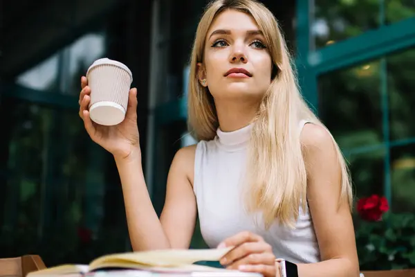 Jonge Langharige Blonde Holding Kopje Koffie Keerpagina Van Planner Terwijl — Stockfoto