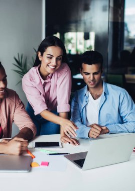 Ofis molasında dizüstü bilgisayarla komik film izleyen bir grup neşeli insan, iş arkadaşlarıyla internet kamerasından olumlu video görüşmeleri yapan mutlu erkek ve kadın.