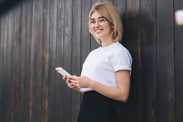 Junge Attraktive Frauen Plaudern Auf Dem Smartphone Fröhlich Lächelnd Die — Stockfoto