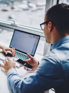 Buluşma sırasında internet üzerinden sunum izleyen iki iş arkadaşı kafede kablosuz internet kullanıyor. Sevgilisi olan kız arkadaşı boş zamanlarını netbook 'la birlikte masada oturarak geçiriyor.