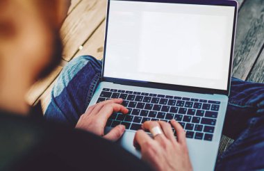 Uzaktan çalışma sırasında uygulama güncelleme ve program metni yazma becerisi olan erkek yazılım geliştirici, 4G kablosuz internet sitesinde veri bilgilerini arayan milenyum adamı