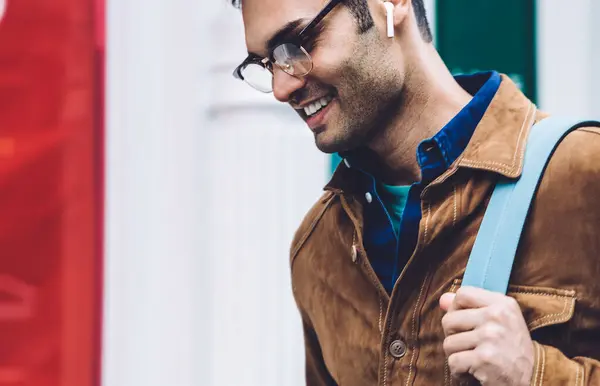 Alegre Sorrindo Bonito Étnico Casual Adulto Homem Óculos Com Brincos — Fotografia de Stock