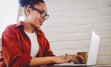 Uygulama yoluyla arkadaşlarıyla iletişim kuran hippi kız dizüstü bilgisayardan gelen e-postadan şok olmuş gibi hissediyor. Optik gözlüklü bir kadın, üniversite için heyecanlı bir fikirle kompozisyon yazıyor.