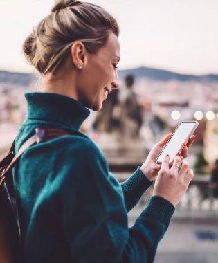 Neşeli hippi kız modern dijital hücresel uygulamalarla gezginler için fotokopi alanı olan GPS 'i takip ediyor. İspanyol tatilleri sırasında boş telefonla konuşan milenyum kadını.