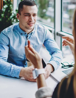 Yakışıklı genç bir adam restoranda romantik bir toplantı sırasında sevgilisiyle konuşuyor. Arkadaşlar iş projesi ve kafede vakit geçirmek hakkında birbirleriyle iletişim kuruyor.