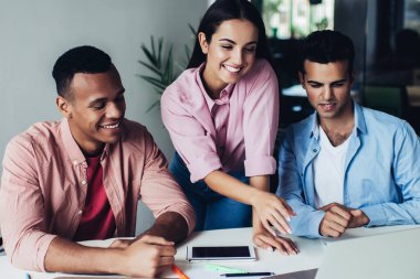 Ofis molasında dizüstü bilgisayarla komik film izleyen bir grup neşeli insan, iş arkadaşlarıyla internet kamerasından olumlu video görüşmeleri yapan mutlu erkek ve kadın.