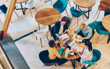 Modern içişleri ofis planlama ve iletişim, çok ırklı erkek ve kadın öğrencilerin üniversite kampüsünde ödev yapmalarına ilişkin en iyi bakış açısı ortak fikirleri paylaşıyor.