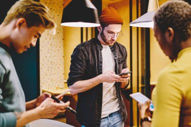 Bir grup hippi gerçek iletişimi görmezden geliyor cep telefonlarını ağ kurmak için kullanıyorlar, genç çok ırklı öğrencilerden oluşan bir ekip sosyal ağları kontrol ediyorlar.
