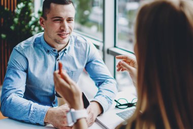 Yakışıklı genç bir adam restoranda romantik bir toplantı sırasında sevgilisiyle konuşuyor. Arkadaşlar iş projesi ve kafede vakit geçirmek hakkında birbirleriyle iletişim kuruyor.