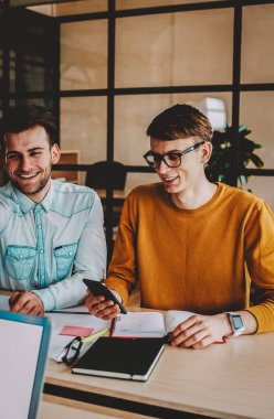 Olumlu hipster elemanları yeni projede işbirliği yaparken klasik kamerayı tartışıyorlar modern ofiste masaüstünde oturuyorlar. Üniversitede ilginç dersler sırasında başarılı öğrenciler gülüyorlar.