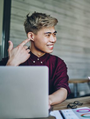 Yetenekli, dalgın bir arkadaşla iletişim kuran, ortak çalışma projelerinde tasarım çizimi yapan pozitif Çinli genç bir adam. Görev üzerinde konuşan ve birlikte çalışan başarılı öğrenciler.