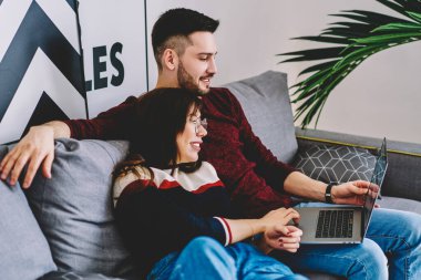 Olumlu kız arkadaş ve erkek arkadaş, evde bedava internet bağlantısı, mutluluk kavramını kullanarak modern netbook üzerinden komedi filmi izledikleri için birlikte vakit geçirmekten rahat hissediyorlar.