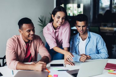 Ofis molasında dizüstü bilgisayarla komik film izleyen bir grup neşeli insan, iş arkadaşlarıyla internet kamerasından olumlu video görüşmeleri yapan mutlu erkek ve kadın.