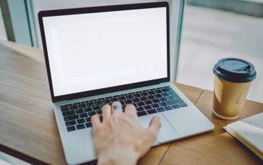 Çevrimiçi iletişim için yeni web sitesi programlamak için dizüstü bilgisayar uygulaması ile çalışan bir erkeğin kırpılmış resmi, Netbook 'ta 4g bağlantısı kullanan bir yazılım geliştirici ve maket ekran