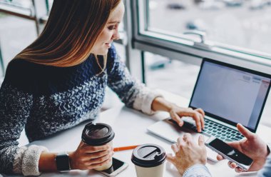Buluşma sırasında internet üzerinden sunum izleyen iki iş arkadaşı kafede kablosuz internet kullanıyor. Sevgilisi olan kız arkadaşı boş zamanlarını netbook 'la birlikte masada oturarak geçiriyor.