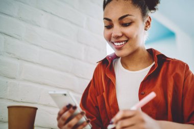 Üniversite kampüsünde öğrenim görürken interneti taradığı için 4G kablosuz internete bağlanan takipçiden olumlu kadın blogcu e-postası aldı, mutlu siyah kız arkadaşlarıyla online sohbet ediyor