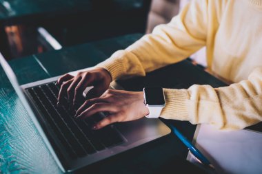 Yetenekli bir kadının modern dizüstü bilgisayarda internete bağlı programcılar için online platformda çalışırken çekilmiş görüntüsü, serbest çalışma sırasında veri yazan kadın
