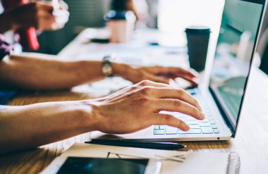İnternet sitelerinde yararlı bilgiler aramak için modern dizüstü bilgisayarın klavyesine yazı yazan ellerin görüntüsü kesildi. Dijital netbook 'ta IT uzmanları için kurslar. Aygıta uygulama yükleniyor