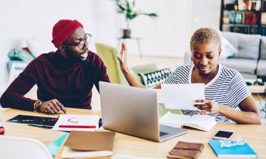 Sinirli bir kadın, kocasının evrakları kontrol edişini dinlemek istemediğini söylüyor. Afrikalı Amerikalı meslektaşları çalışma sürecinde sorun yaşıyor ve rahatsız oluyor.