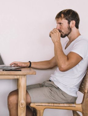 Uzaktan kumandalı kocanla çalışan yetenekli hippi kızın portresi. Dijital teknolojiler kullanarak promosyon duvarının yanında işbirliği yapan evli bir çift.