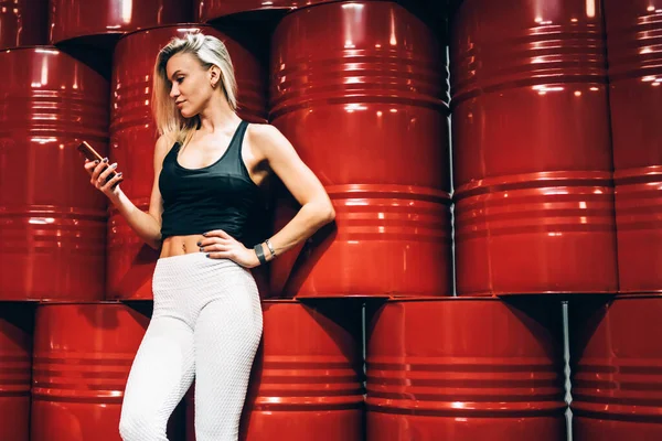 Blond Fit Vrouw Zwart Wit Sportkleding Met Behulp Van Mobiele — Stockfoto