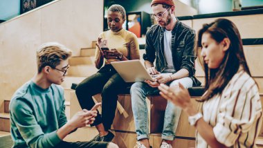Ciddi erkek ve kadın hippiler modern cihazlar ve online sohbet kullanarak gerçek iletişimi görmezden geliyorlar. Milenyum nesil çeşitlilik tayfası akıllı telefonlara bağımlı.
